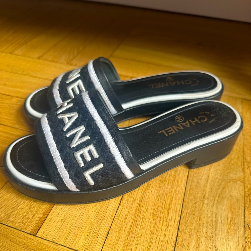CHANEL SLIDES - EXCELLENT CONDITION - SIZE 38 - BLACK AND WHITE